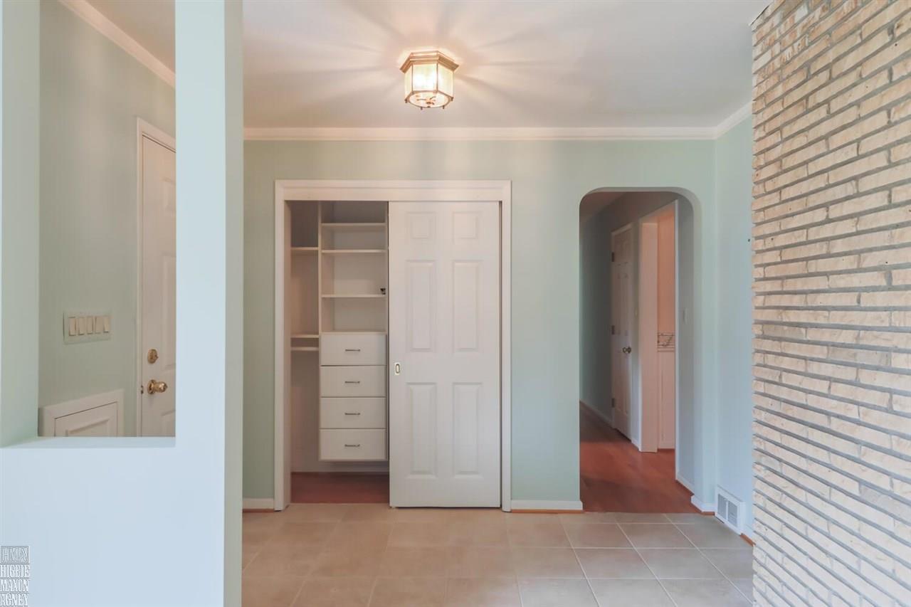 458 Shelbourne Road Grosse Pointe, MI 48236 - Photo 3 of 28 Entry