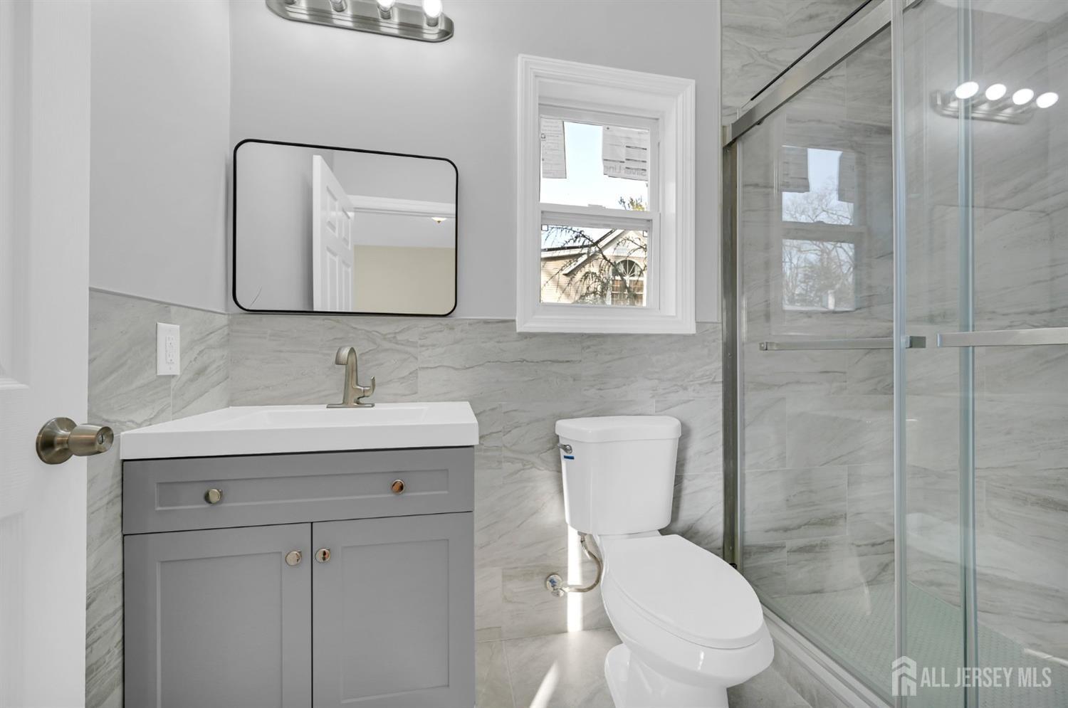 176 Easy Street Edison, NJ 08817 - Photo 13 of 56