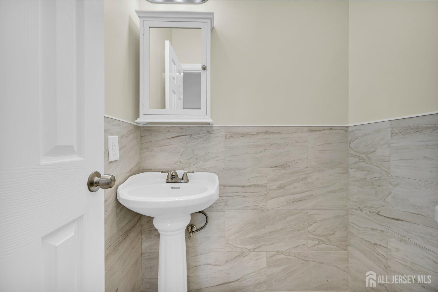 176 Easy Street Edison, NJ 08817 - Photo 9 of 56