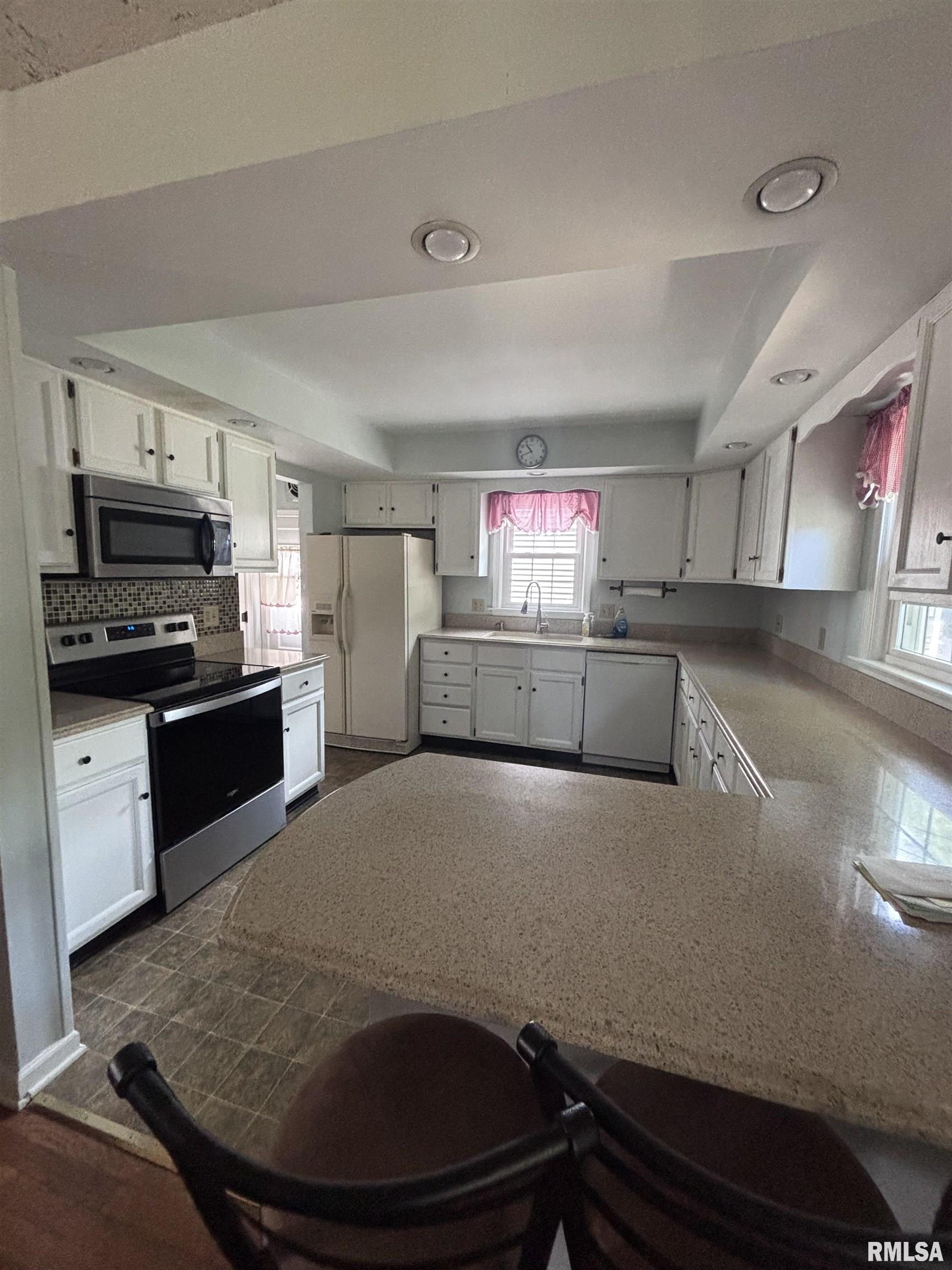 1204 Edgehill Road Jacksonville, IL 62650 - Photo 11 of 32