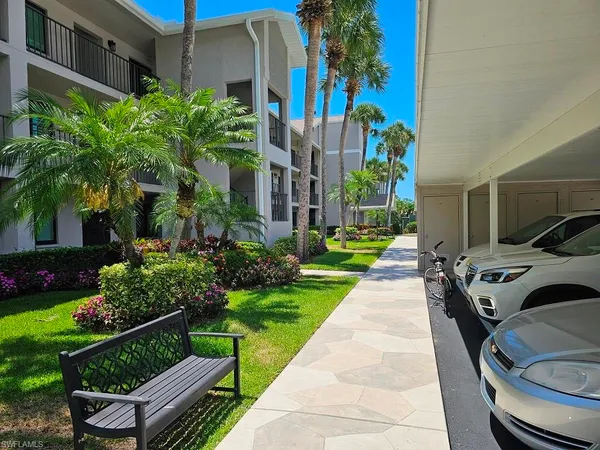 $3,800 | 460 Fox Haven Drive, Unit 1204, Naples, FL 34104