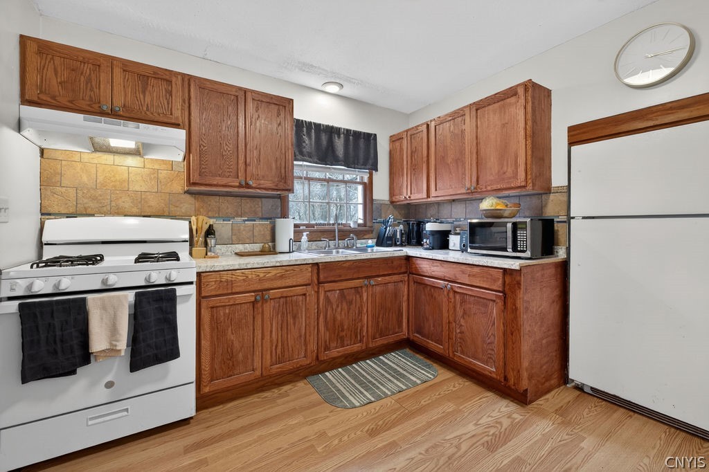 318 Seeley Road Syracuse, NY 13224 - Photo 9 of 29