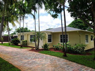 305 Southwest 3rd Street Boynton Beach, FL 33435 - Photo 2 of 25 305_Front Driveway_02