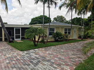 305 Southwest 3rd Street Boynton Beach, FL 33435 - Photo 5 of 25 305_Front Driveway