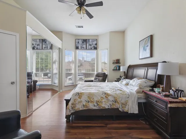 a en suite bathroom with a double vanity sink and a mirror