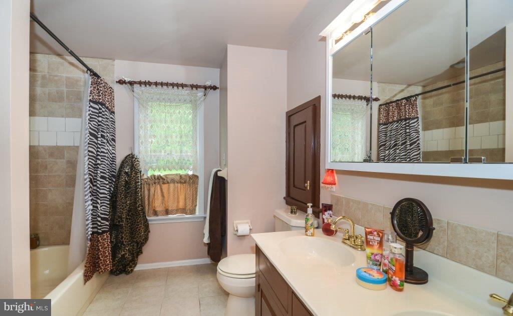 1403 Steeple Chase Road Downingtown, PA 19335 - Photo 32 of 37 Full Bath!