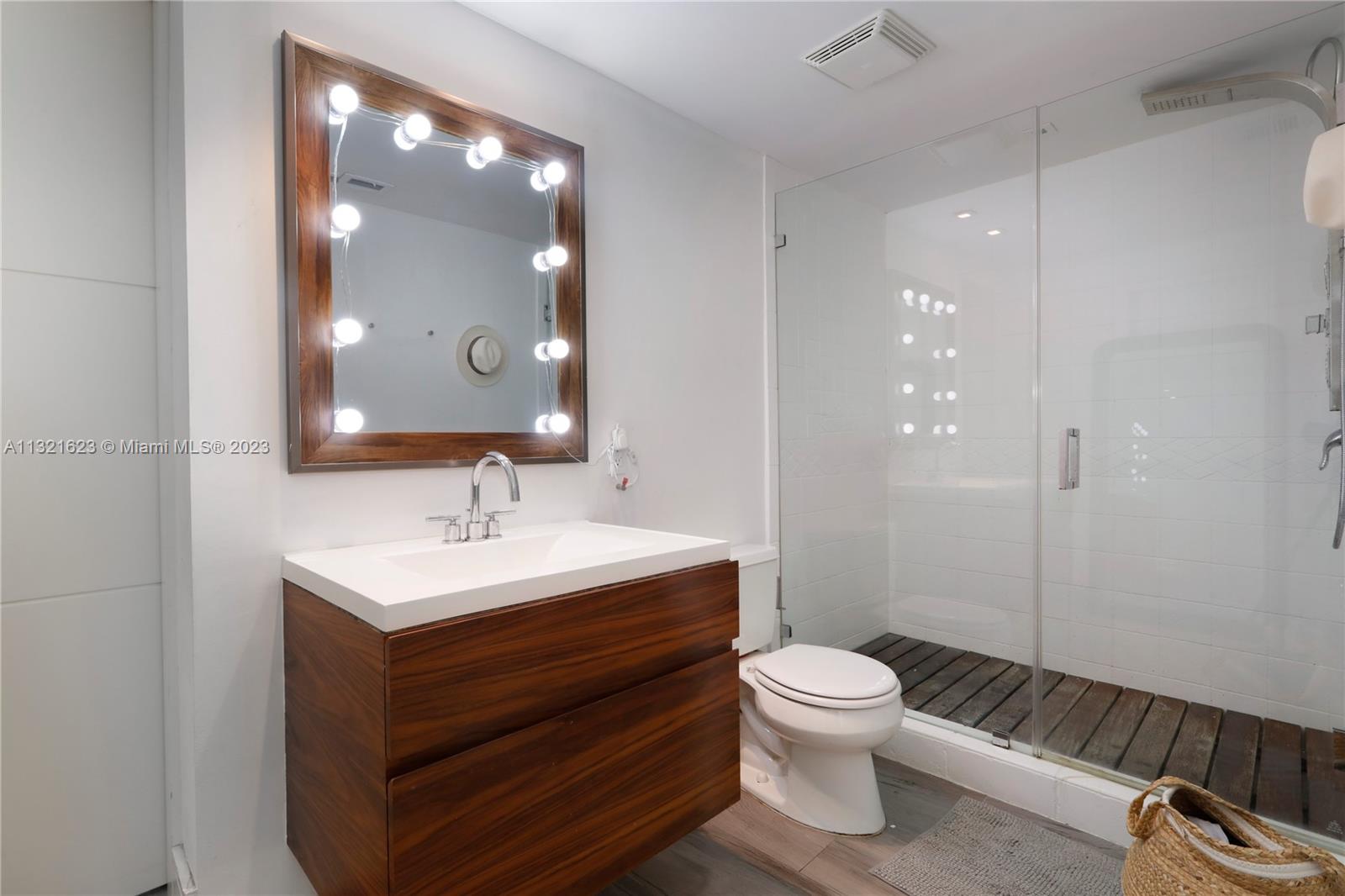 425 Glenridge Road Key Biscayne, FL 33149 - Photo 21 of 37 a bathroom with a toilet a sink and mirror