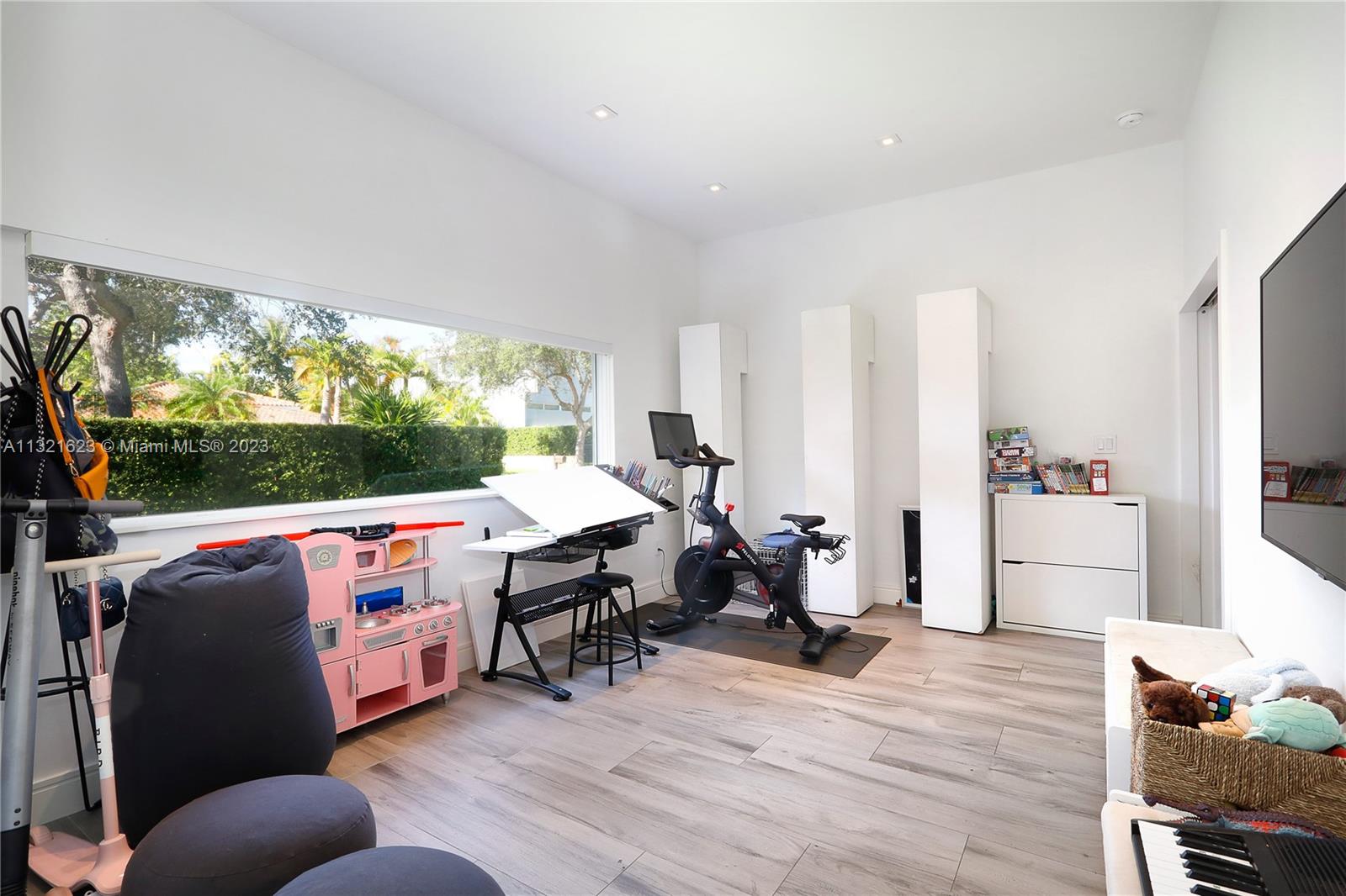 425 Glenridge Road Key Biscayne, FL 33149 - Photo 26 of 37 a view of a living room and dining room
