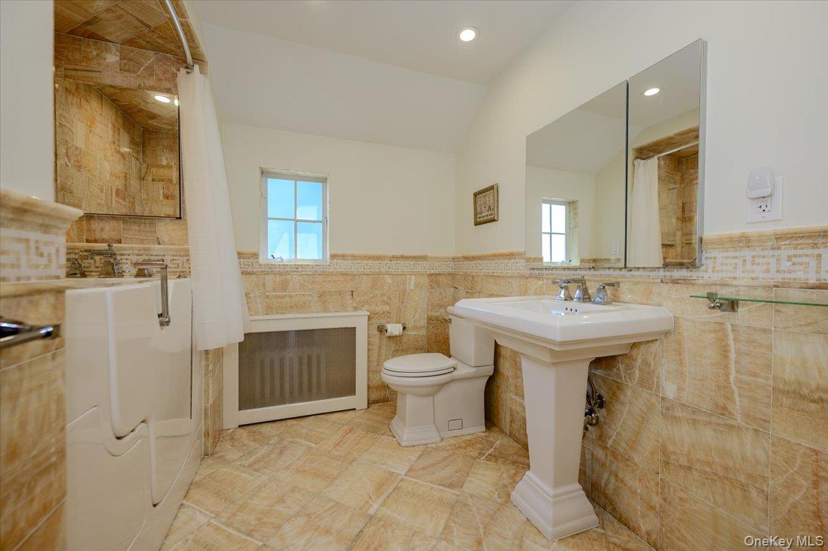 1264 Rhinelander Avenue Bronx, NY 10461 - Photo 31 of 50