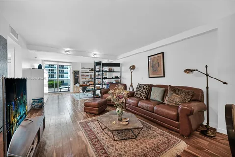 $4,000 | 2401 Collins Avenue, Unit 504, Miami Beach, FL 33140