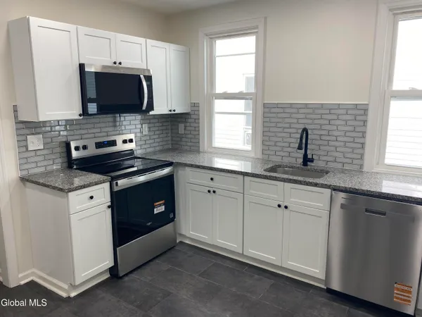 $1,800 | 1755 Avenue B, Schenectady, NY 12308