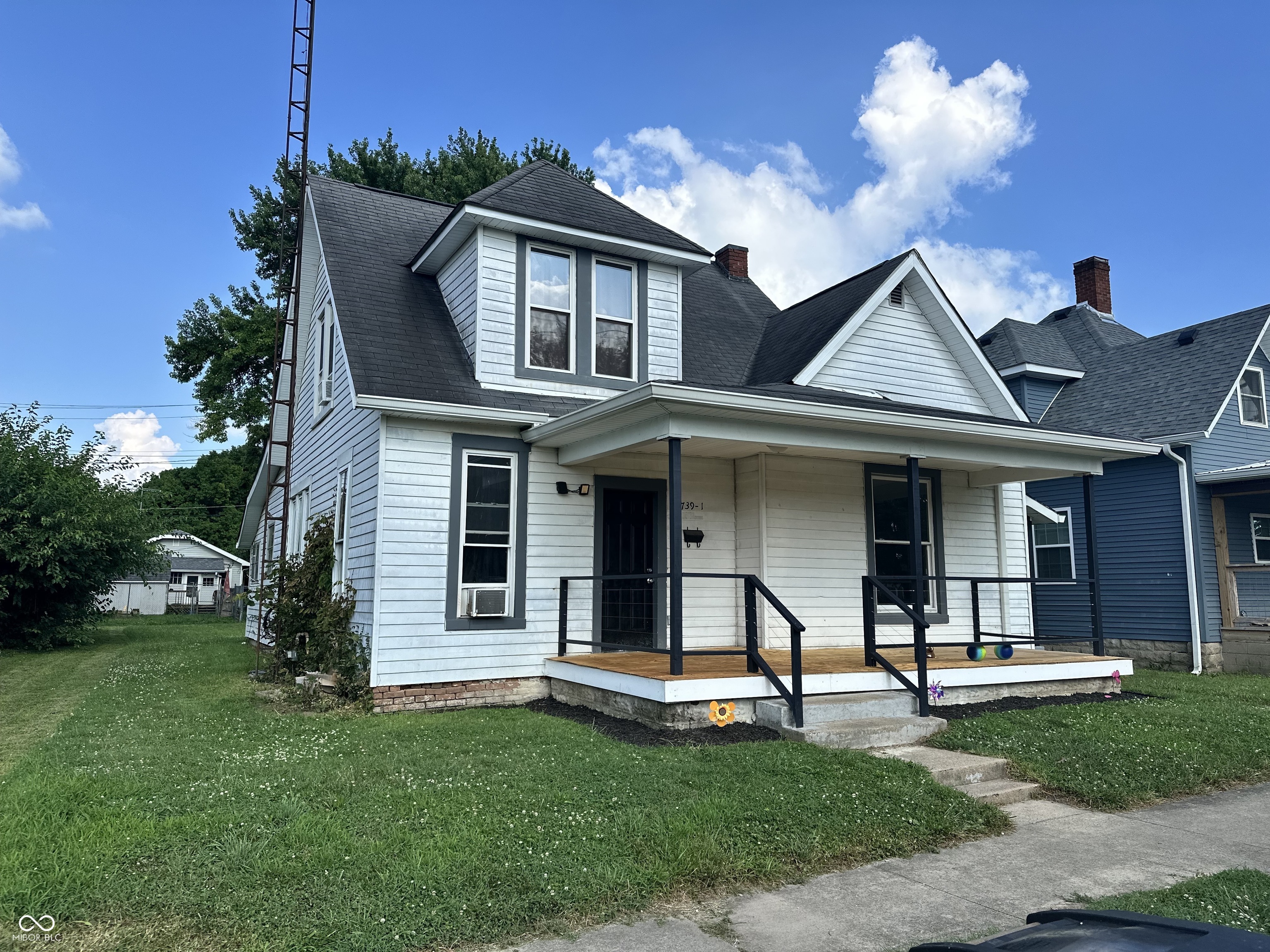 739 Maple Street Columbus, IN 47201 - Photo 2 of 24
