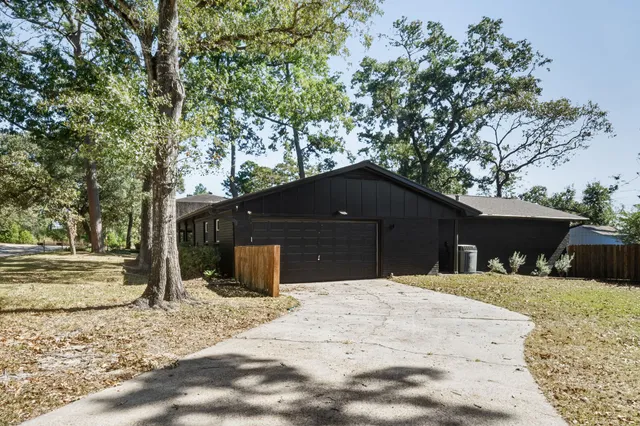 $295,000 | 405 Shadywood Circle, Conroe, TX 77304