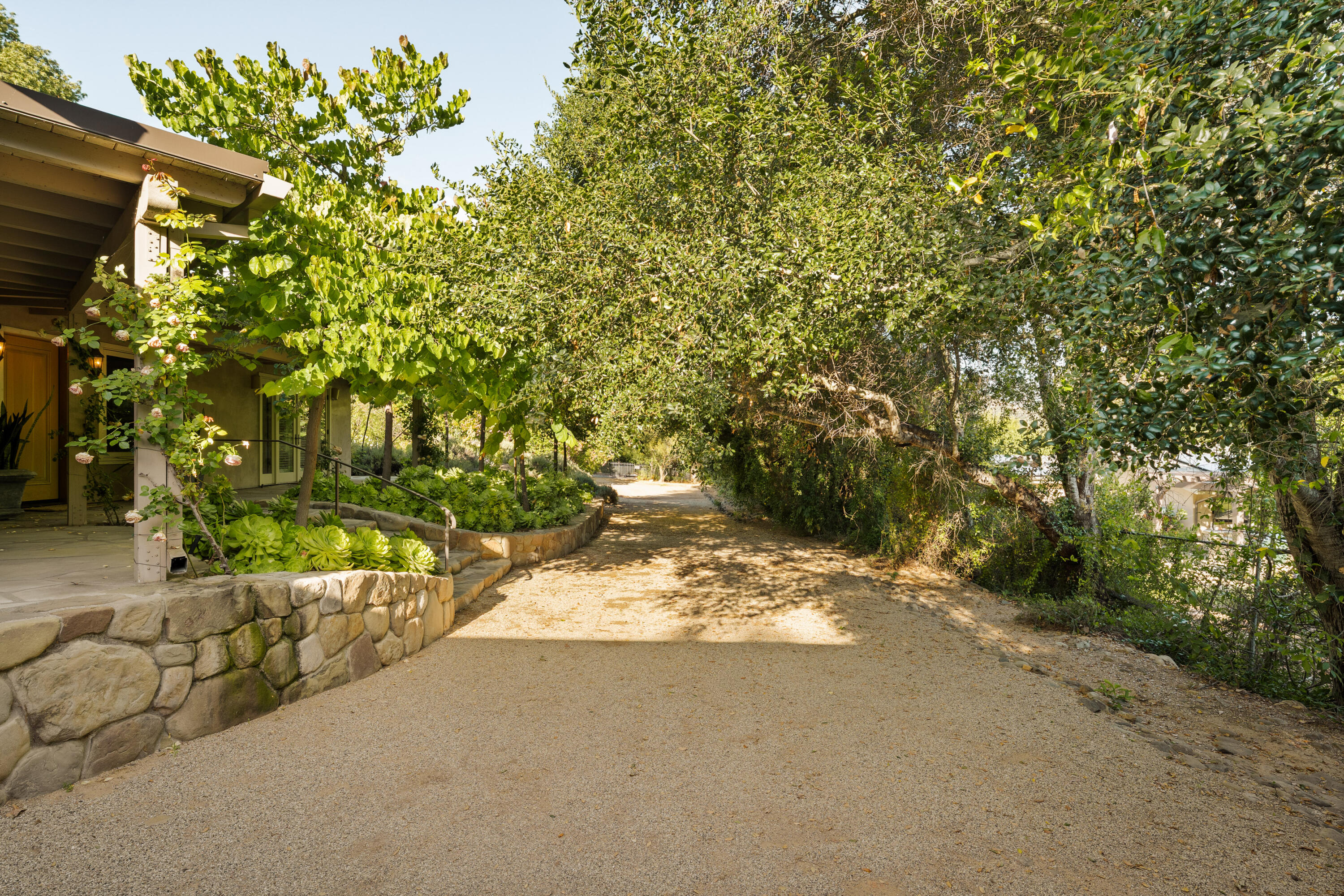 813 Country Club Road Ojai, CA 93023 - Photo 3 of 31 Driveway