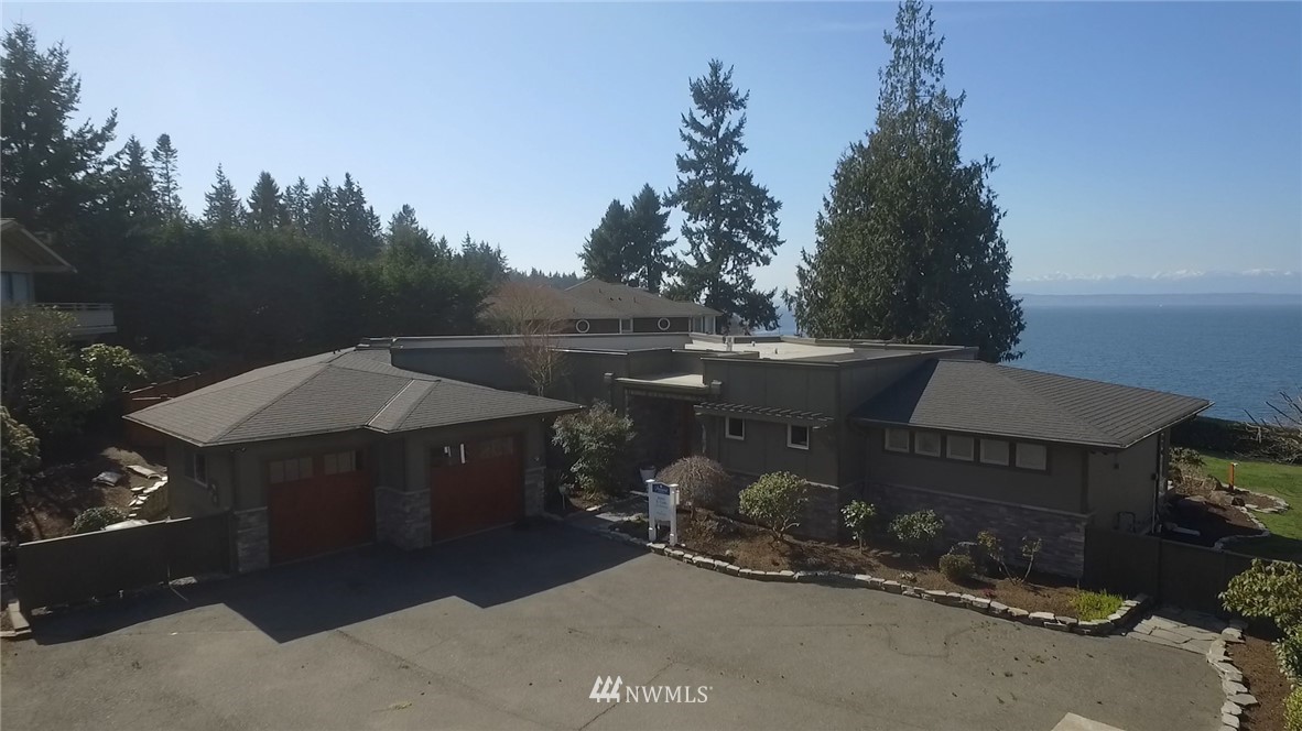 16912 Talbot Road Edmonds, WA 98026 - Photo 40 of 40 a backyard of a house with table and chairs