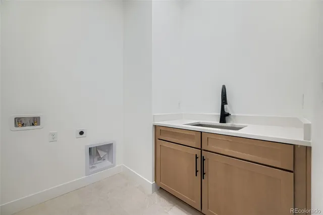 a view of a garden with a apartment