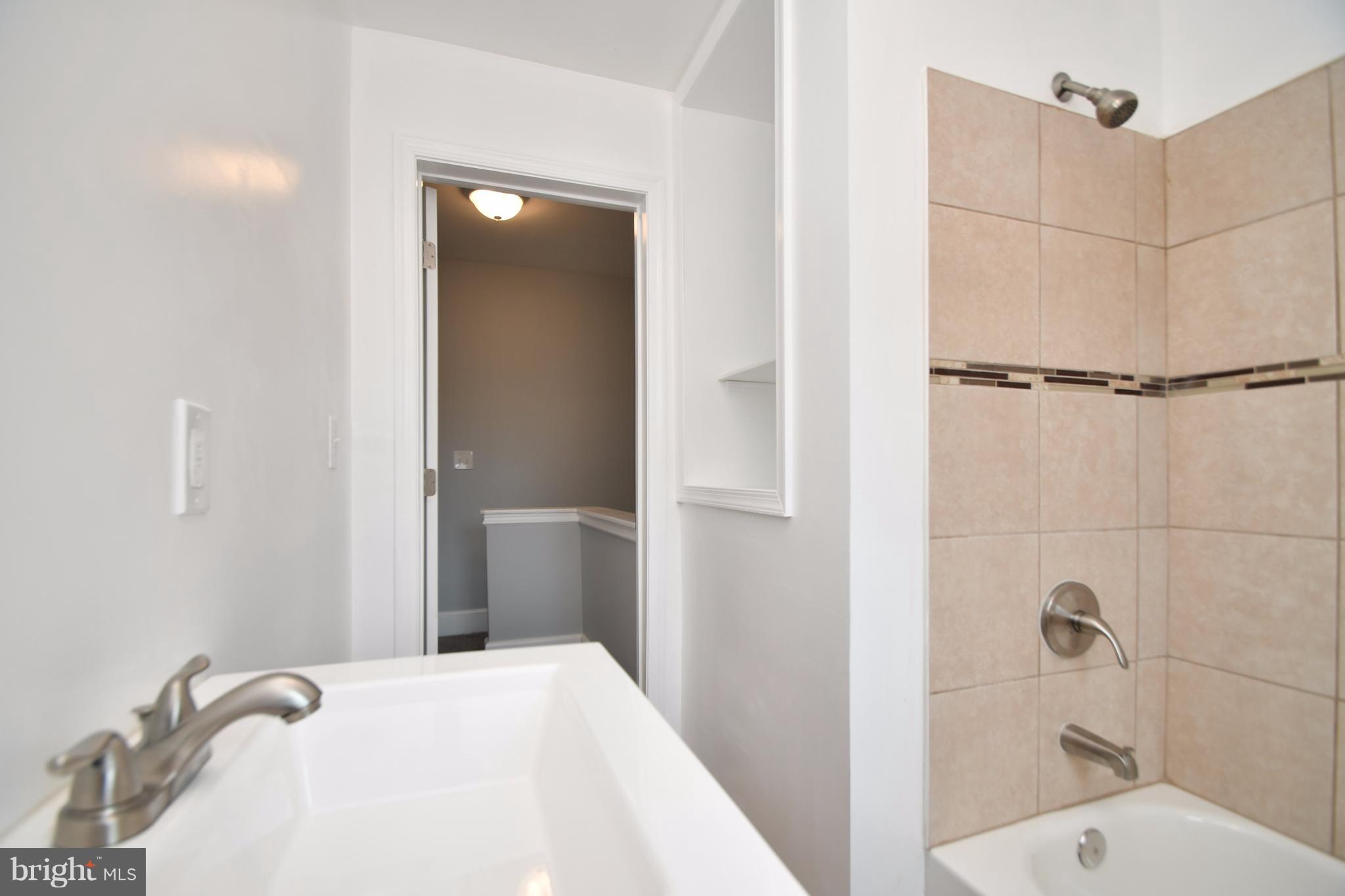 6754 Woodley Road Baltimore, MD 21222 - Photo 22 of 30 Full bath with tub