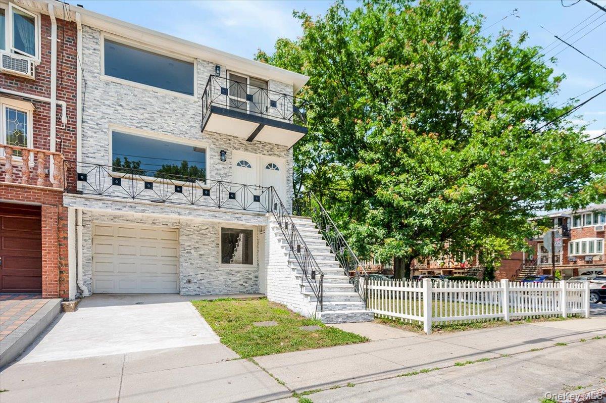 a view of a house with a backyard
