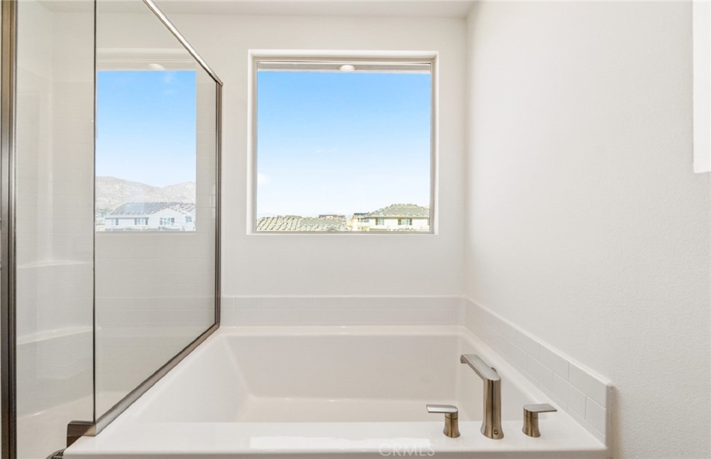 784 Sawgrass Street Perris, CA 92571 - Photo 35 of 46 a bathroom with a bathtub