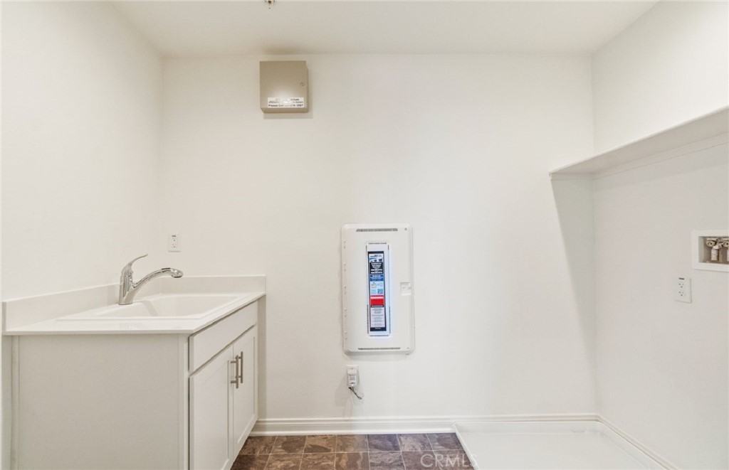 784 Sawgrass Street Perris, CA 92571 - Photo 42 of 46 a bathroom with a sink and a mirror