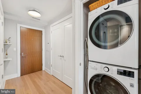 a view of en suite bathroom