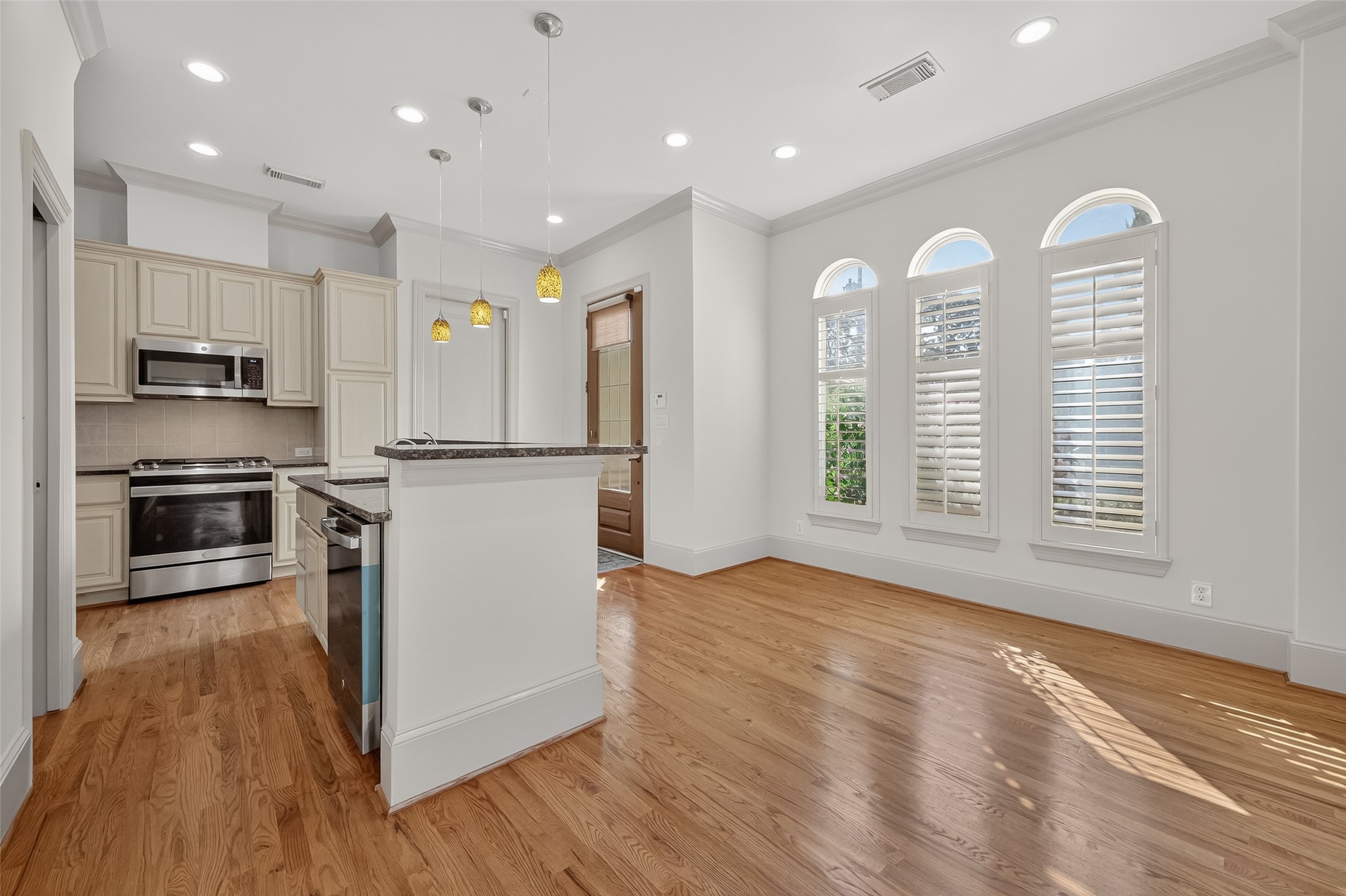 931 West 23rd Street, Unit K Houston, TX 77008 - Photo 8 of 40 Dining Room has plantation shutters, large windows overlooking front yard, crown molding, recessed lighting and 3/4" red oak hardwood floors.