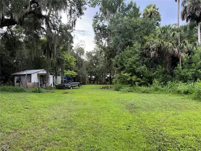 a view of a house with backyard and garden