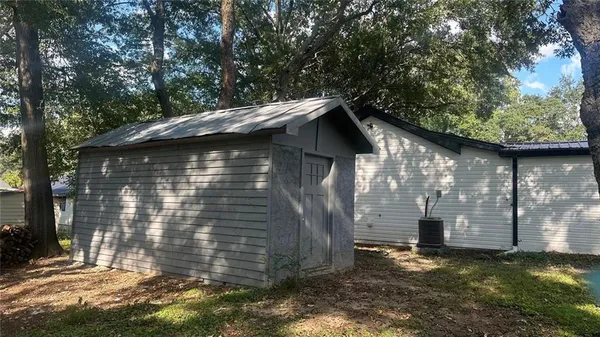 a view of a yard with an tree