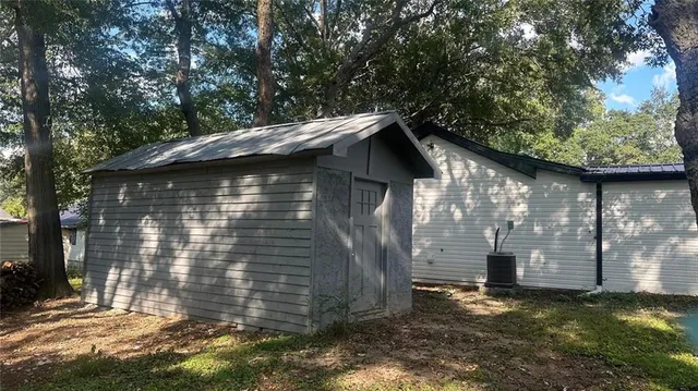 a view of a yard with an tree
