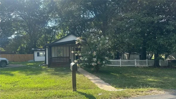a house that is sitting in the grass