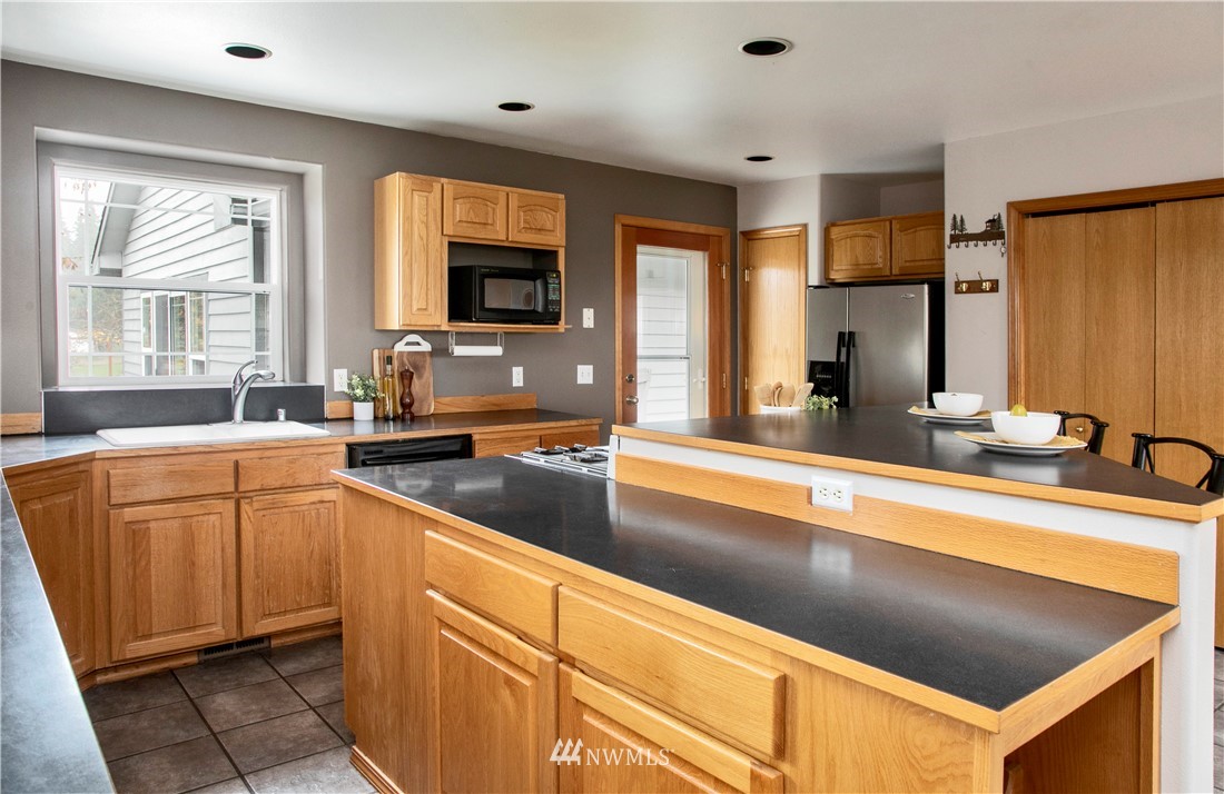 6008 Maxwelton Road Clinton, WA 98236 - Photo 6 of 39