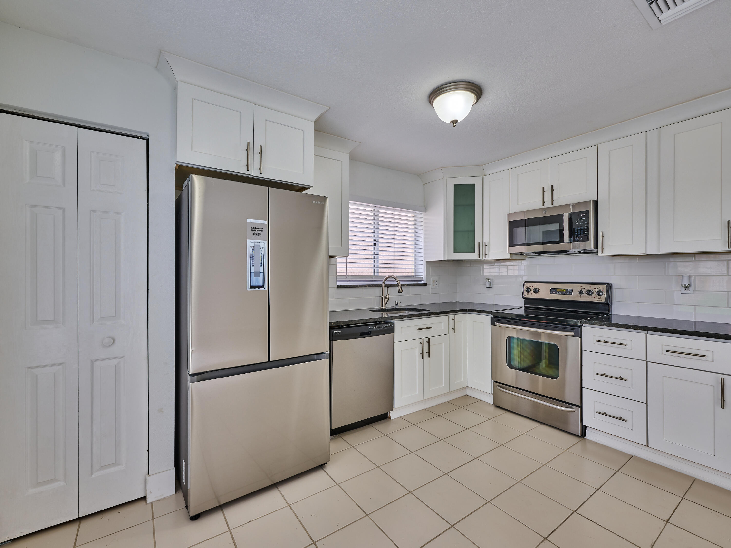 6813 Torch Key Street Lake Worth, FL 33467 - Photo 4 of 30 Kitchen