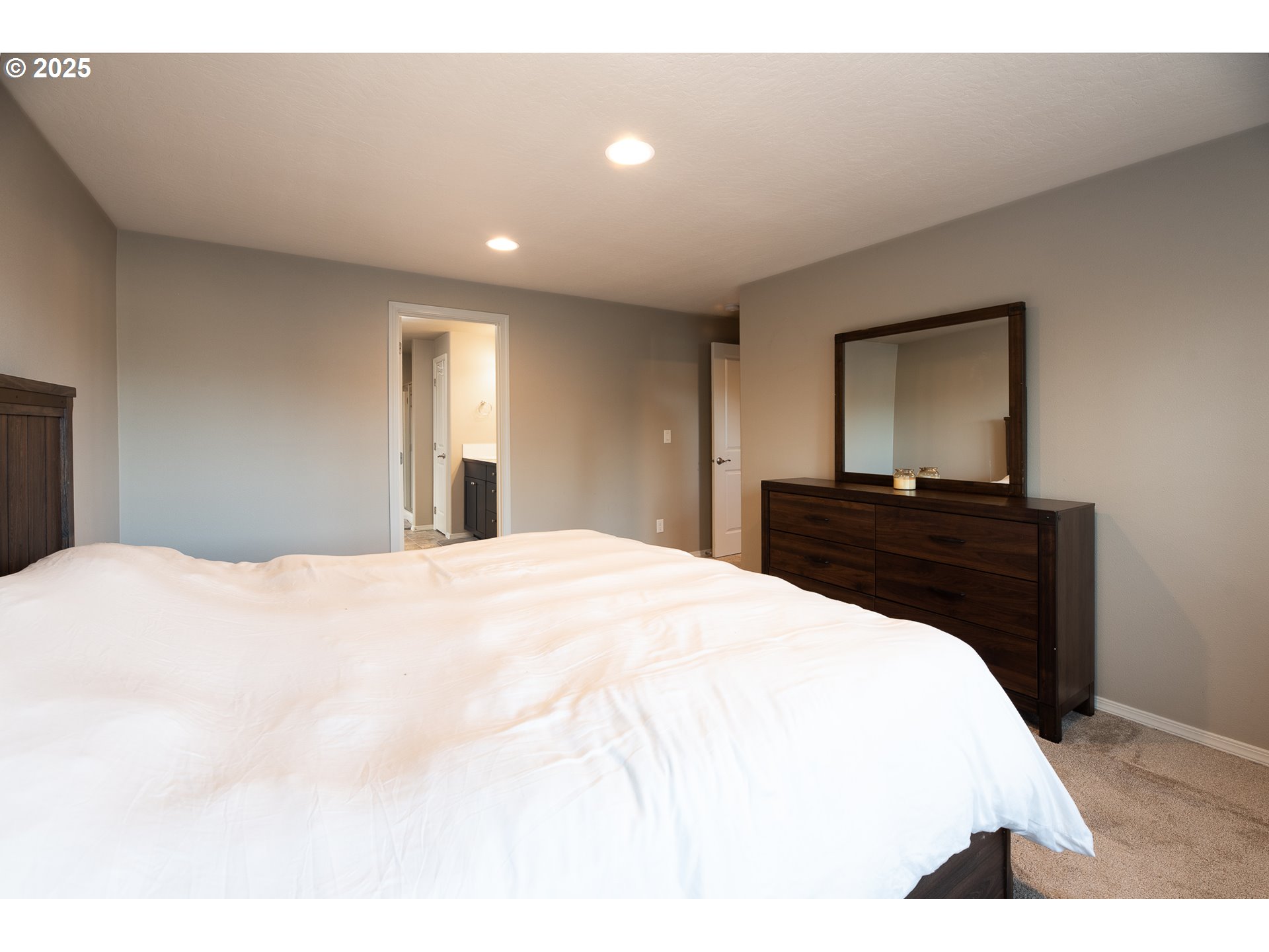 792 South 52nd Place Springfield, OR 97478 - Photo 19 of 45 a bedroom with a bed and a dresser