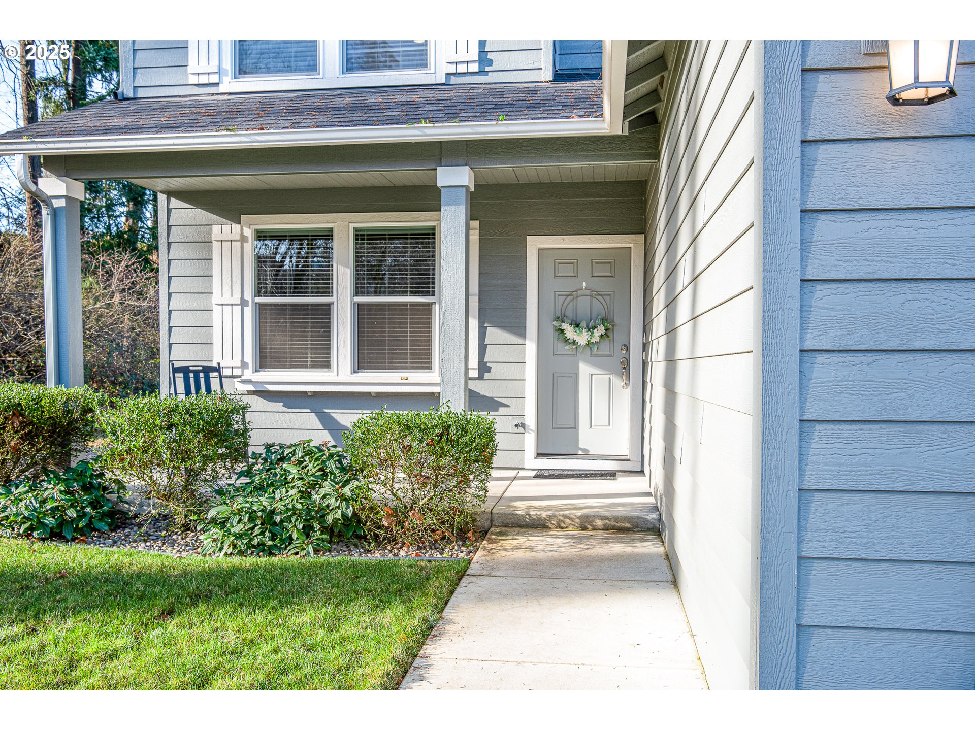 792 South 52nd Place Springfield, OR 97478 - Photo 2 of 45 a front view of a house with a yard