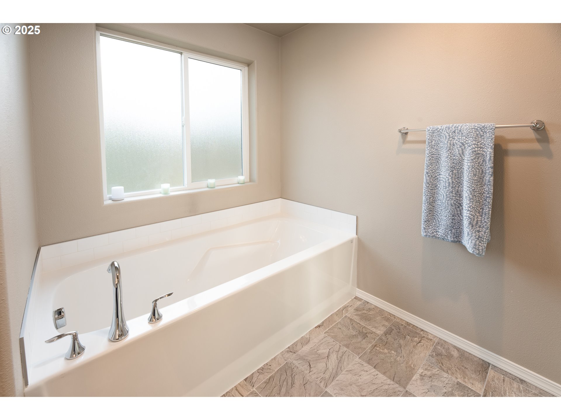 792 South 52nd Place Springfield, OR 97478 - Photo 22 of 45 a bathroom with a bathtub and a window