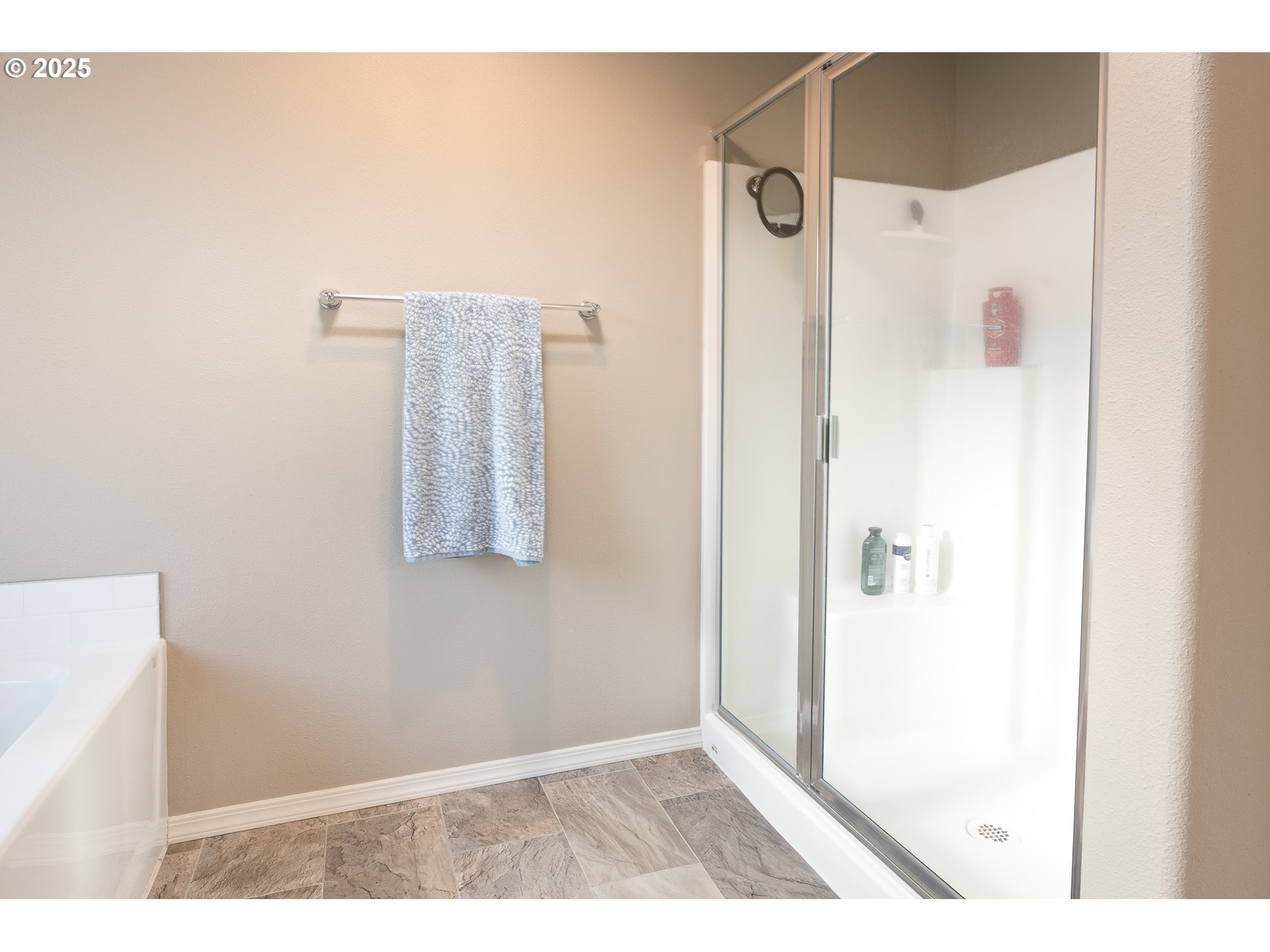 792 South 52nd Place Springfield, OR 97478 - Photo 23 of 45 a view of a bathroom from a hallway