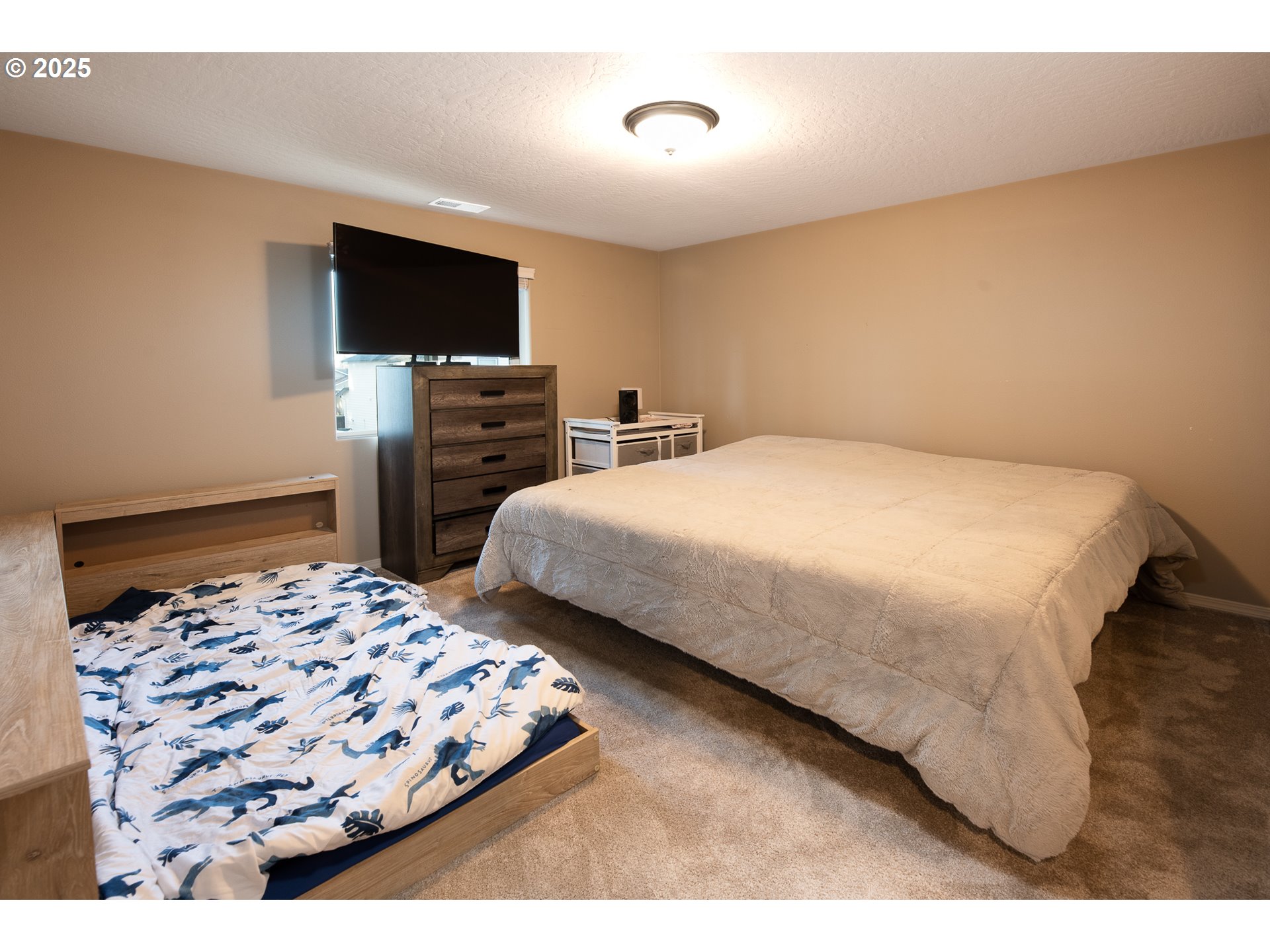 792 South 52nd Place Springfield, OR 97478 - Photo 24 of 45 a bedroom with a bed and tv