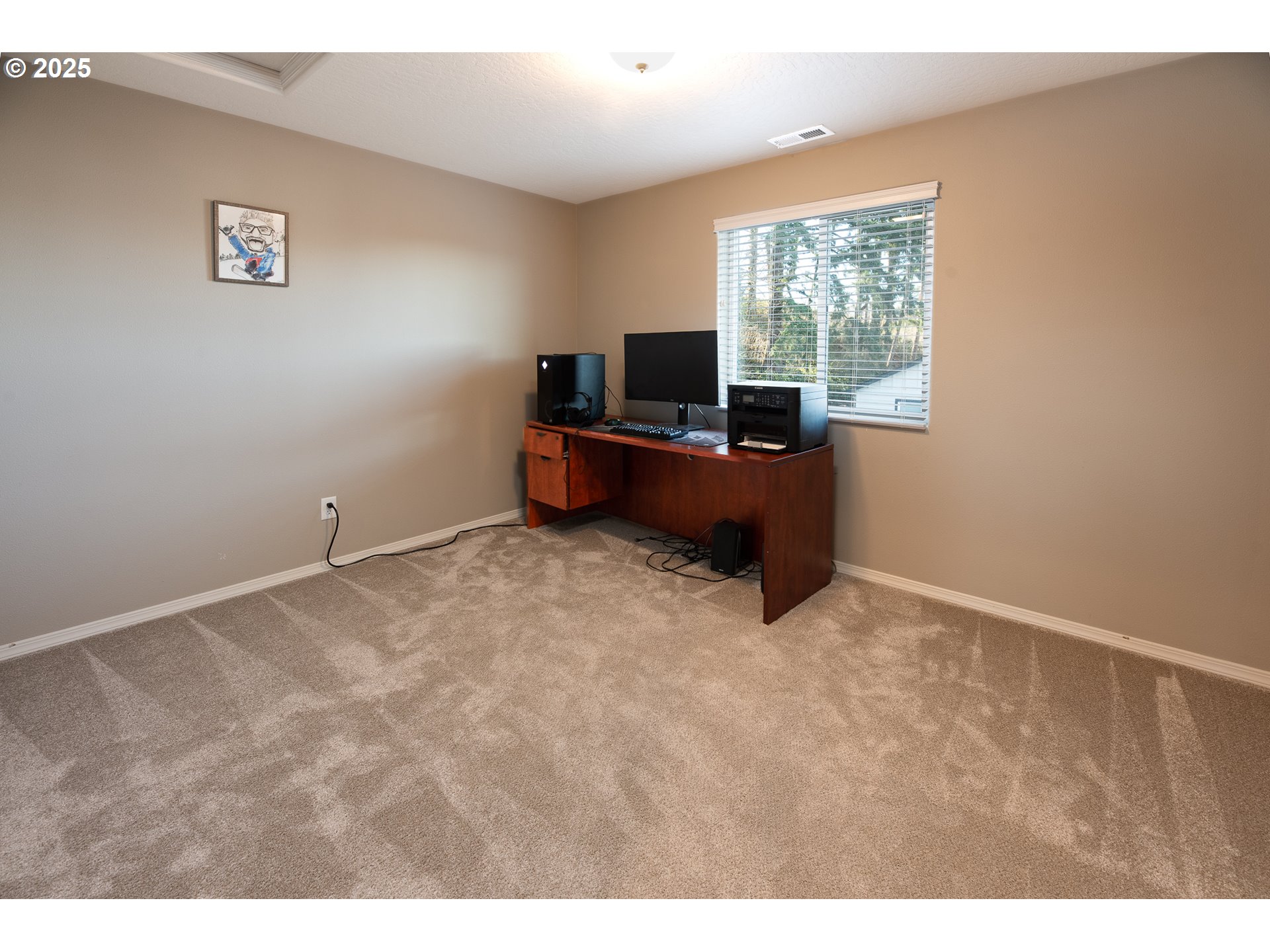 792 South 52nd Place Springfield, OR 97478 - Photo 27 of 45 a workspace with furniture