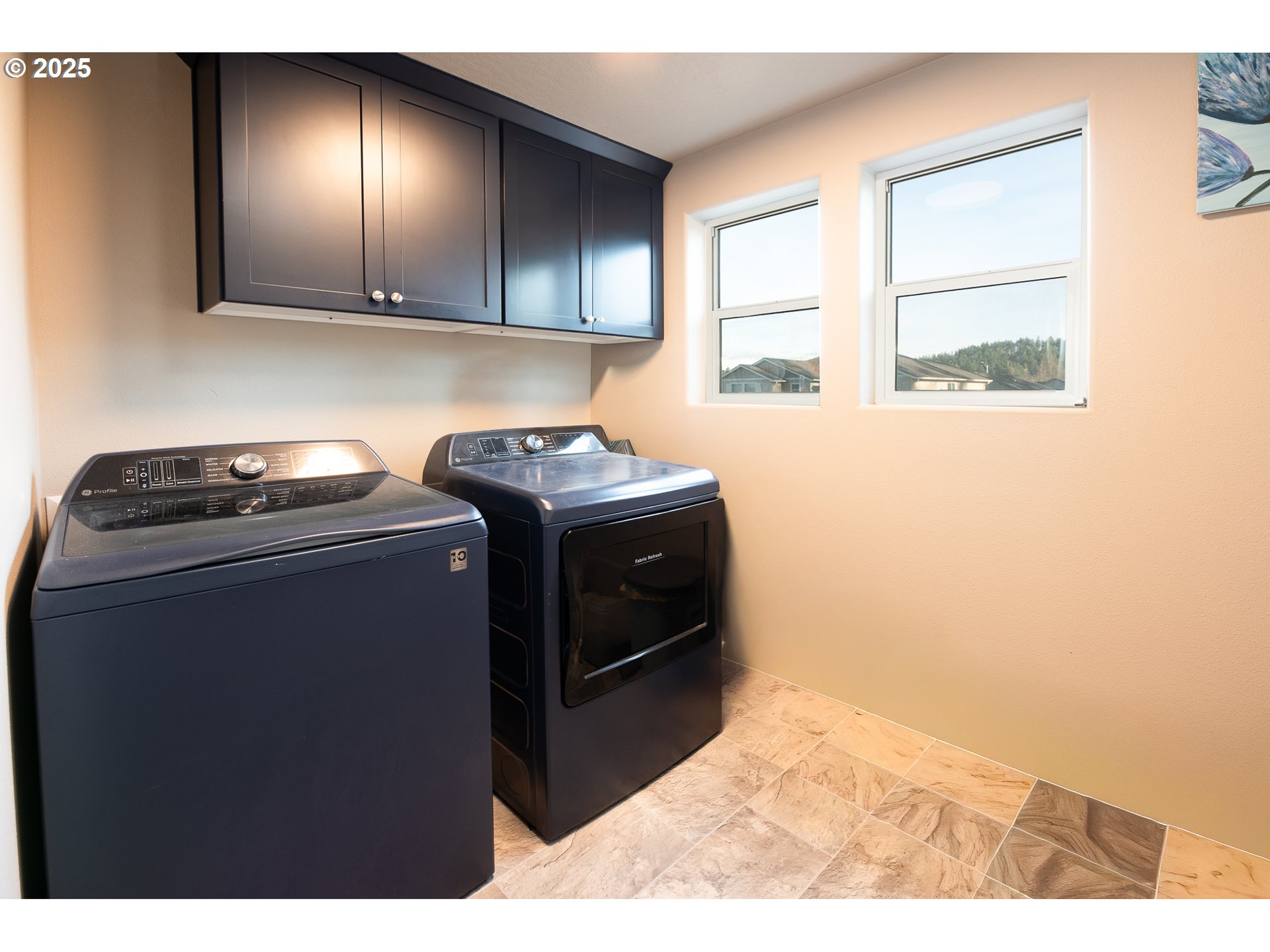 792 South 52nd Place Springfield, OR 97478 - Photo 29 of 45 a utility room with sink dryer and washer