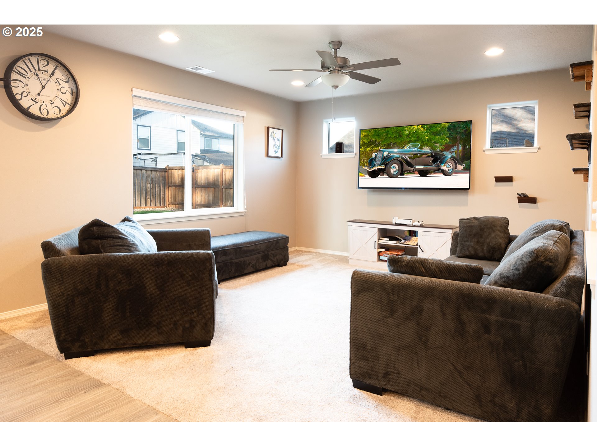 792 South 52nd Place Springfield, OR 97478 - Photo 4 of 45 a living room with furniture and a window