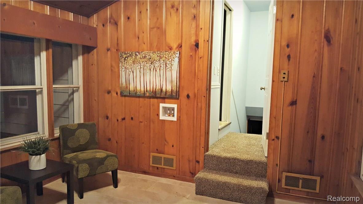 395 Willow Tree Lane Rochester, MI 48306 - Photo 19 of 21 19-breezeway3.jpg