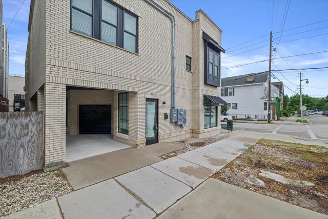 $4,100 | 1697 North Marshall Street, Milwaukee, WI 53202