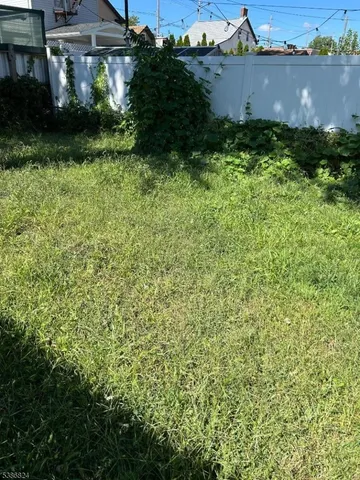 a view of a back yard