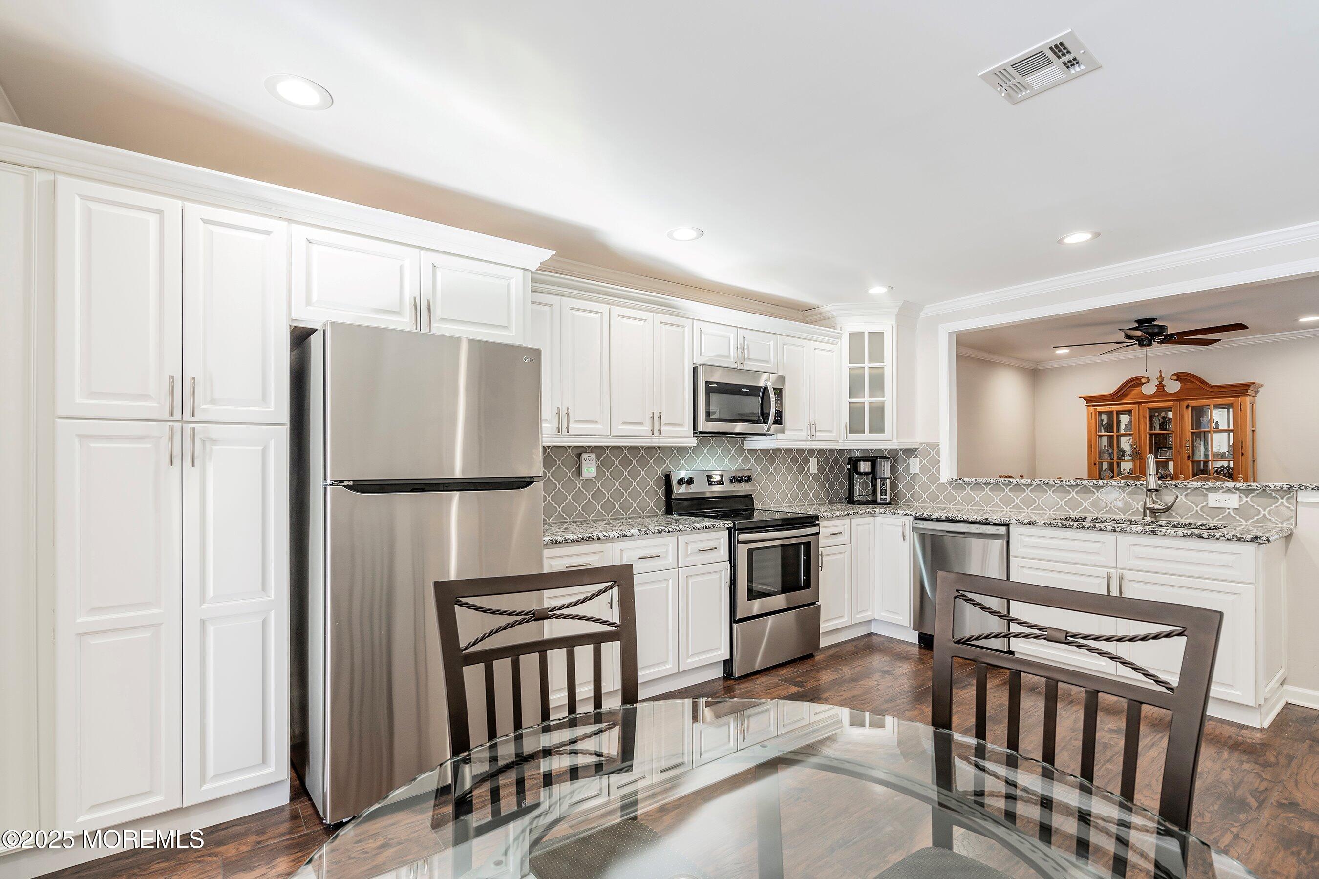 106 Ragley Hall Road, Unit 1000 Freehold, NJ 07728 - Photo 8 of 31 Kitchen
