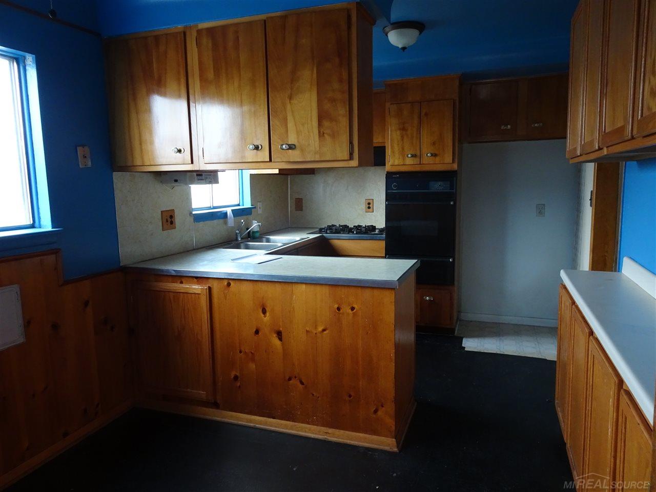24884 Kelly Road Eastpointe, MI 48021 - Photo 8 of 19 31314937-7.JPG