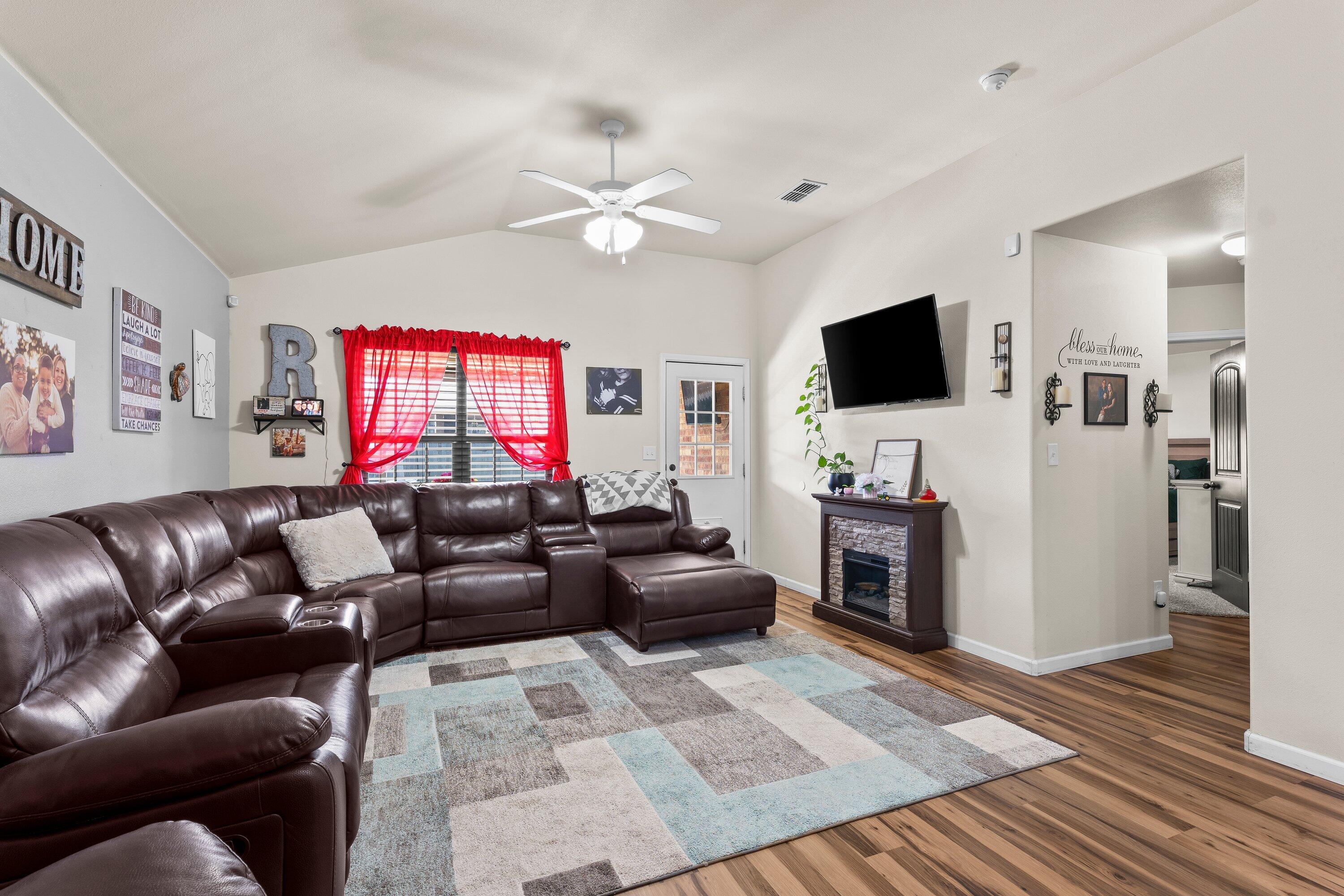5607 108th Street Lubbock, TX 79424 - Photo 4 of 19 living room