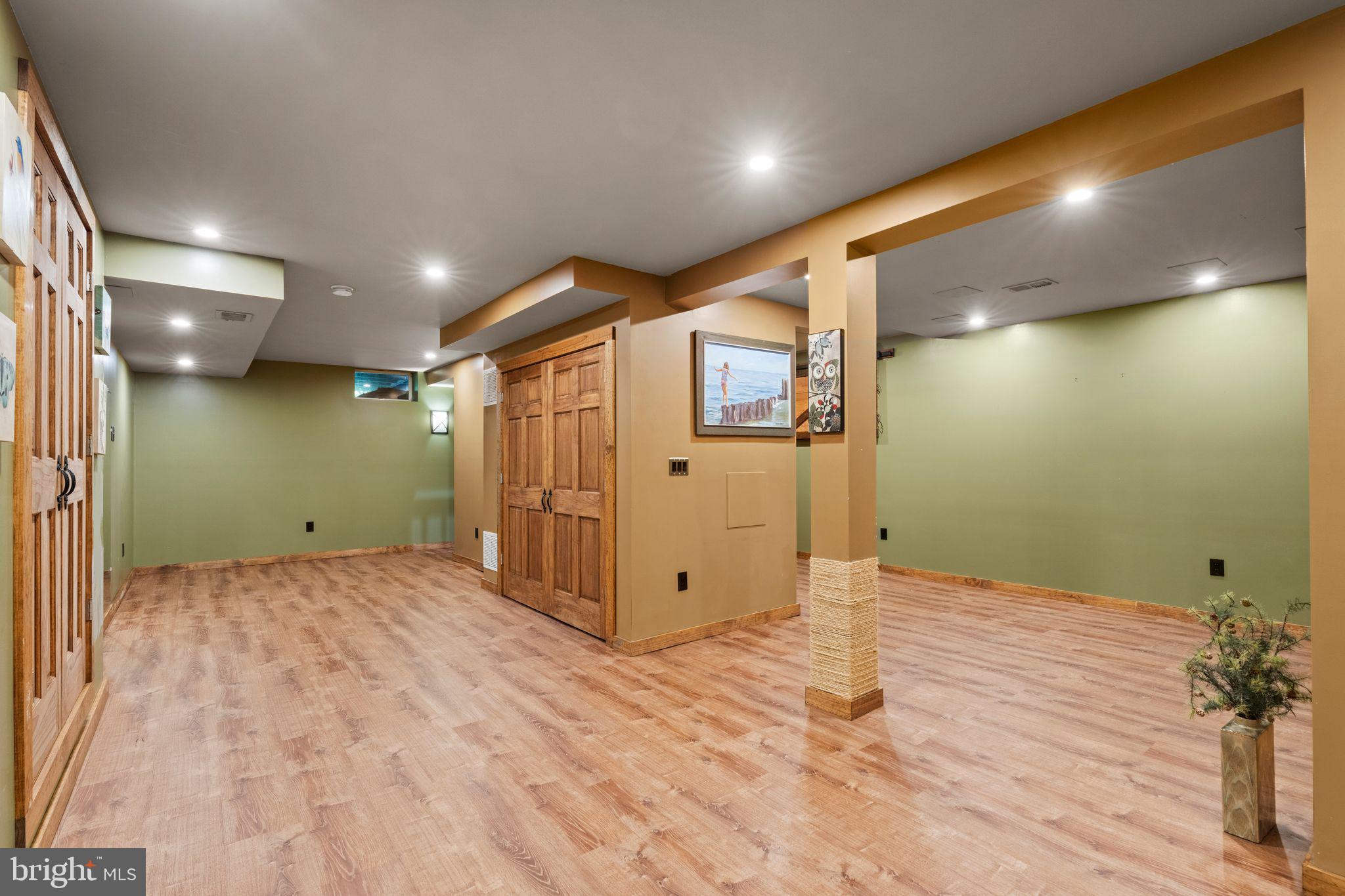 16 Dunhill Road Jackson, NJ 08527 - Photo 28 of 44 Spacious, versatile room with warm tones.
