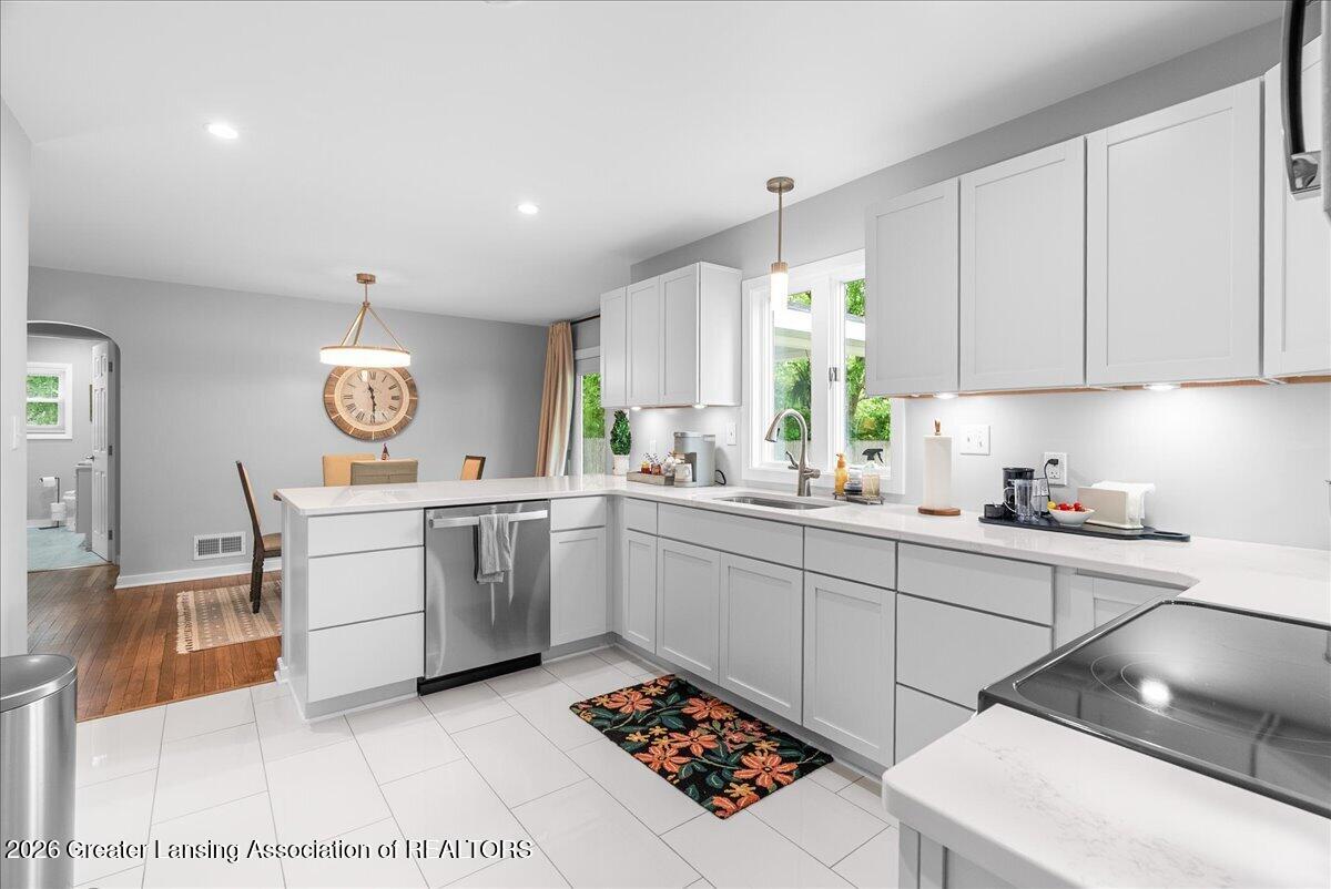 2176 Iroquois Road Okemos, MI 48864 - Photo 12 of 43 29-Media Jett - 36
