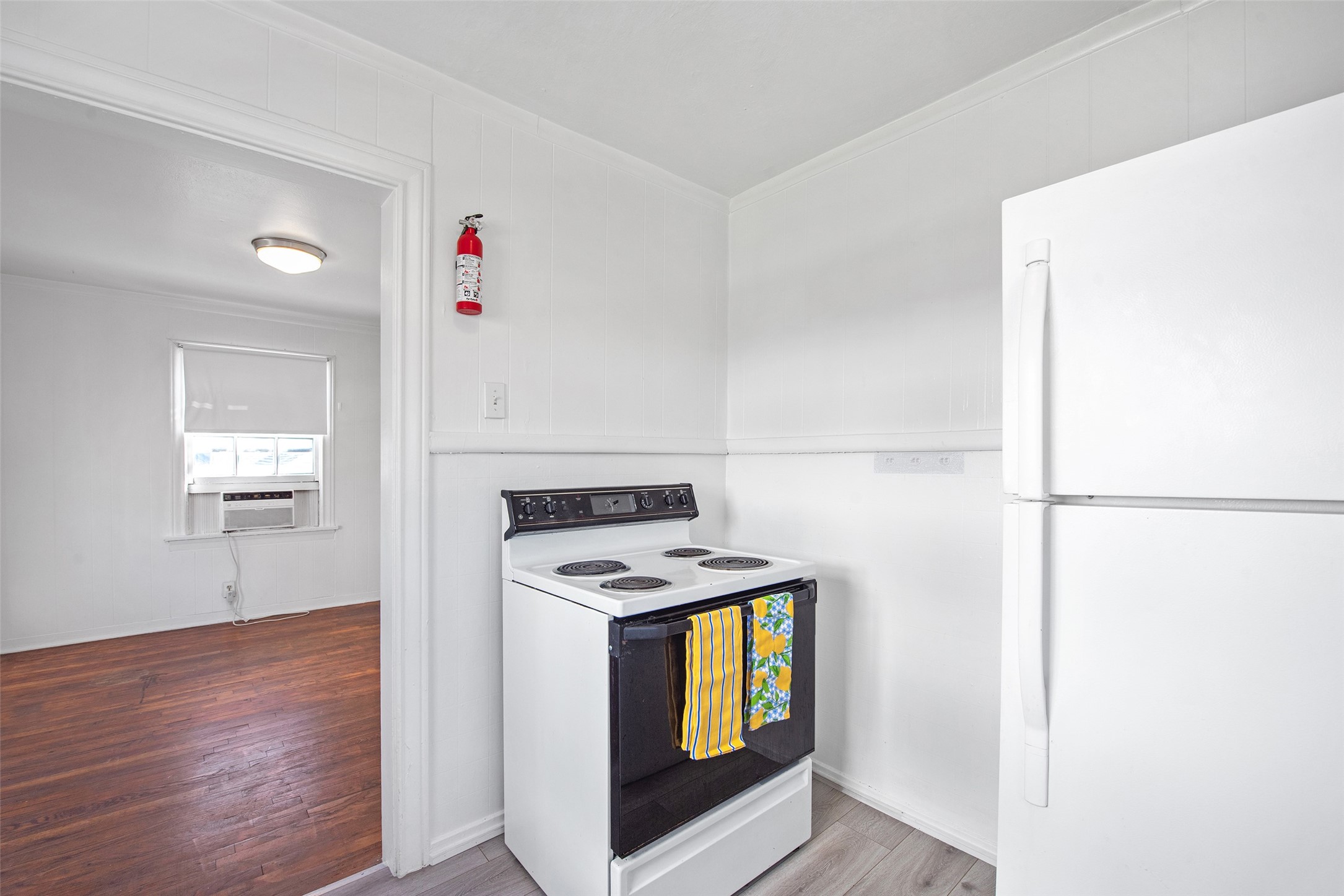 1509 Enid Street, Unit D Houston, TX 77009 - Photo 14 of 19 Kitchen has stove and refrigerator.