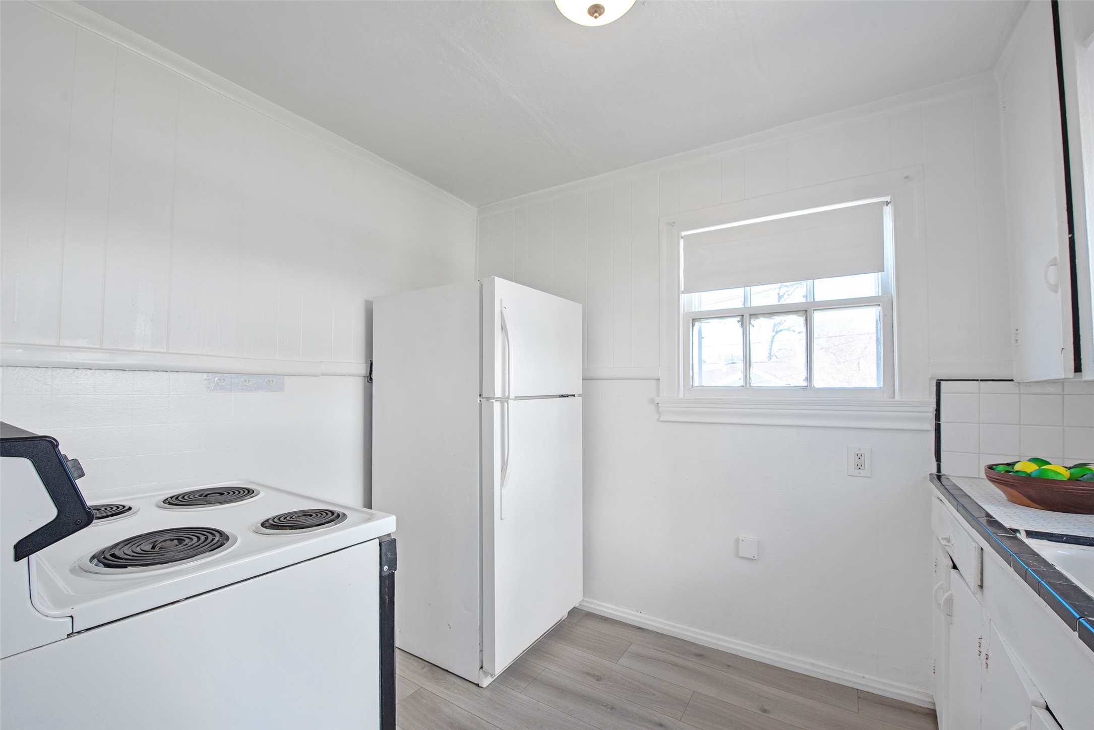 1509 Enid Street, Unit D Houston, TX 77009 - Photo 15 of 19 Kitchen has plenty of natural light.